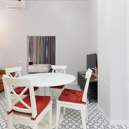 The Little Village Apartments Валенсия Экстерьер фото
